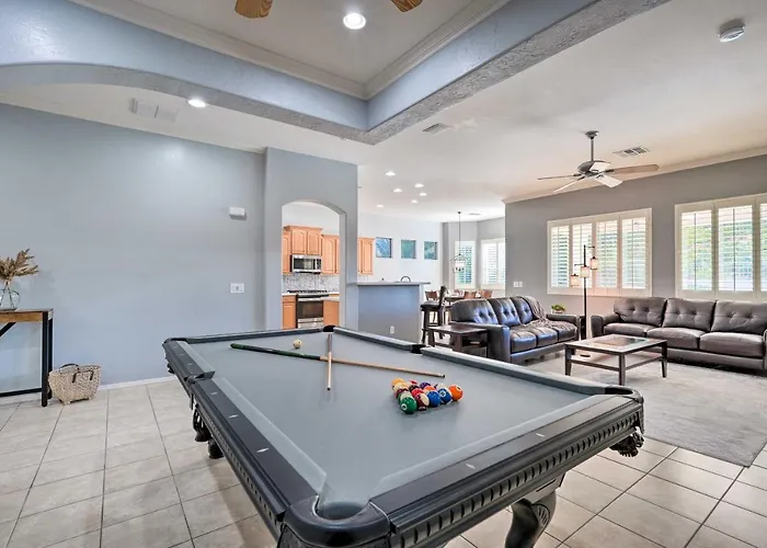 Play Pool, Grill Out! Group-friendly Holiday home *