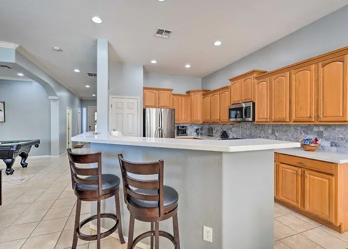 Play Pool, Grill Out! Group-friendly Holiday home