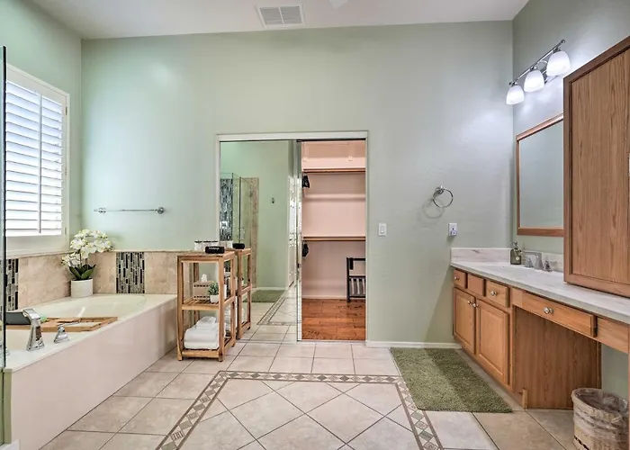 Holiday home Play Pool, Grill Out! Group-friendly Glendale