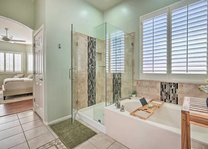 Holiday home Play Pool, Grill Out! Group-friendly Glendale