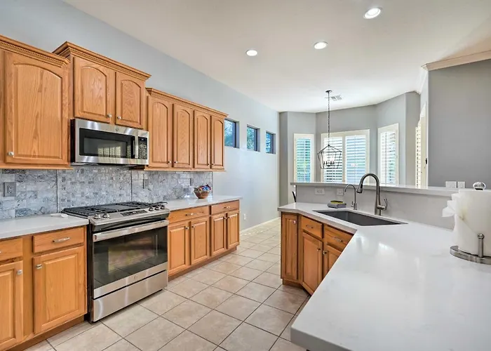 Play Pool, Grill Out! Group-friendly Holiday home Glendale