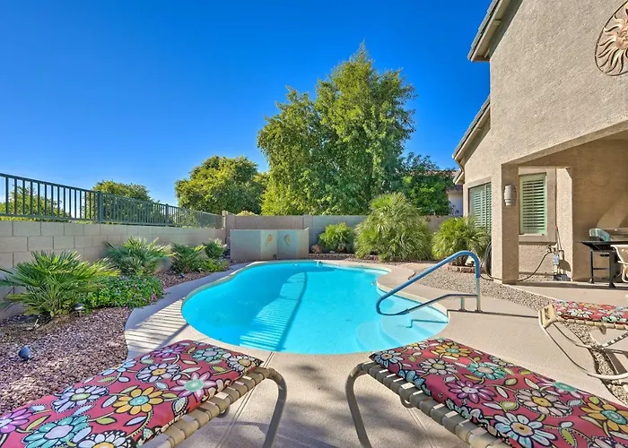 Holiday home Play Pool, Grill Out! Group-friendly Glendale