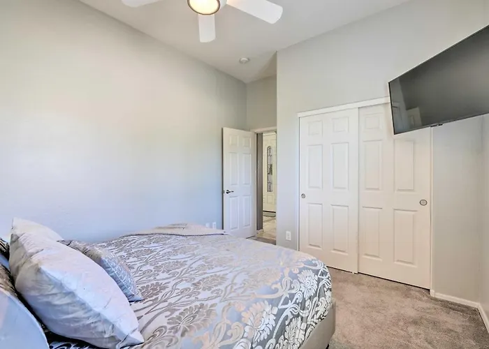 Play Pool, Grill Out! Group-friendly Holiday home *
