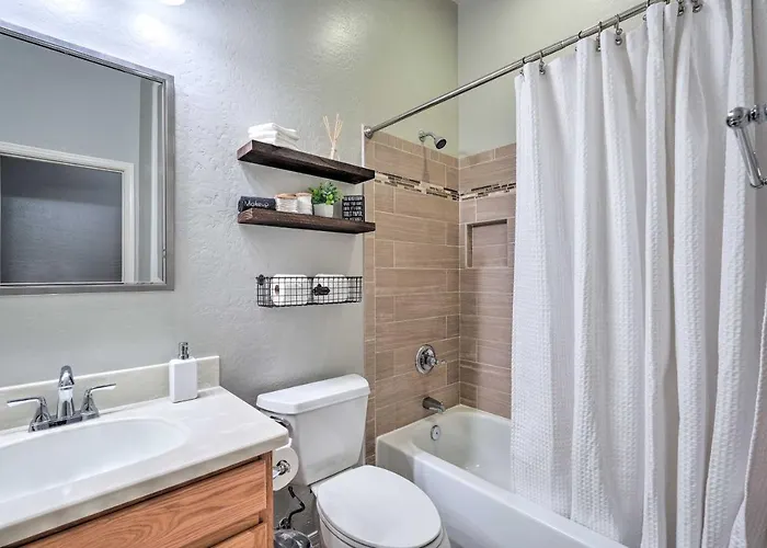 Play Pool, Grill Out! Group-friendly Holiday home
